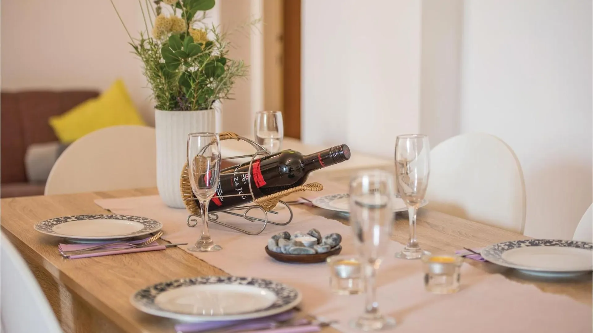 Gorgeous Apartment In Njivice With Kitchen 0*,